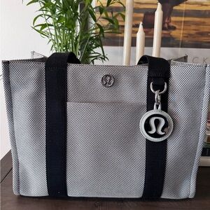 Lululemon Tote Bag in limited edition Two-Tone Canvas in 10L.